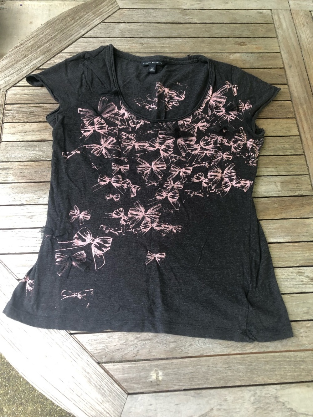 Banana Republic t-shirt, size Small, with 3D bows
